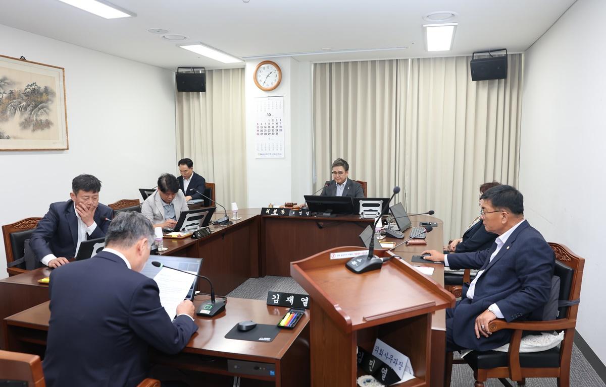 제341회 고흥군의회 임시회 제1차 운영위원회 첨부이미지 : 2025.10.14 제341회 고흥군의회 임시회 제1차 운영위원회 (4).JPG