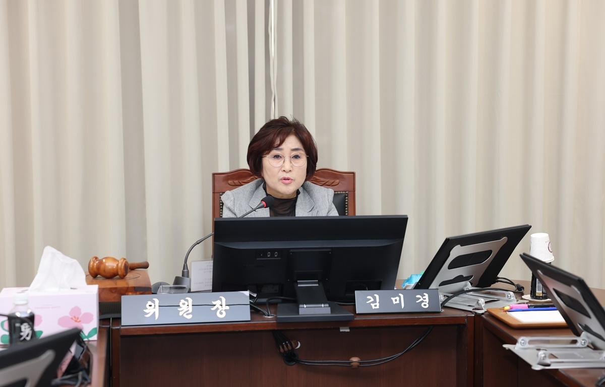 2025년 행정사무감사(행정자치위원회) 첨부이미지 : 2025.6.13 2025년 행정사무감사(행정자치위원회) (1).JPG