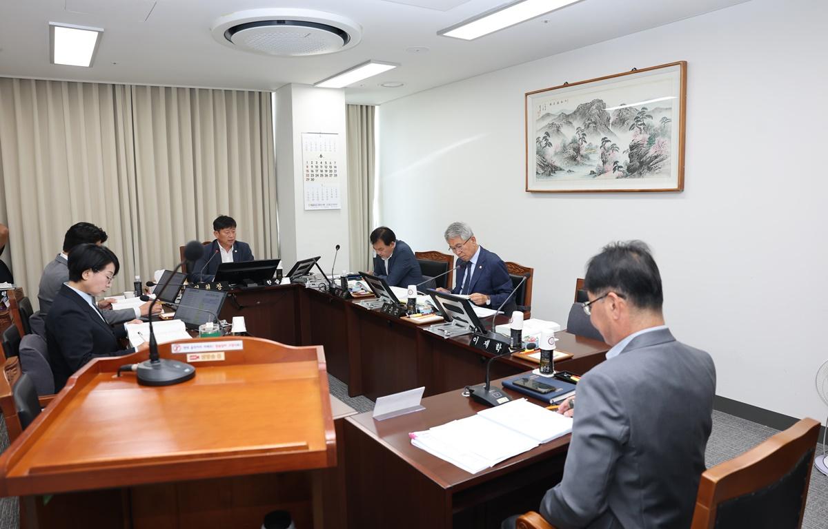 2025년 행정사무감사(산업건설위원회) 첨부이미지 : 2025.6.11 2025년 행정사무감사(산업건설위원회) (2).JPG