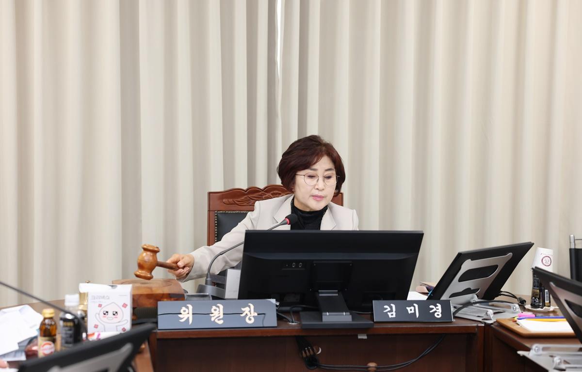 제337회 고흥군의회 제1차 정례회 제1차 행정자치위원회 첨부이미지 : 2025.6.4 제337회 고흥군의회 제1차 정례회 제1차 행정자치위원회 (2).JPG