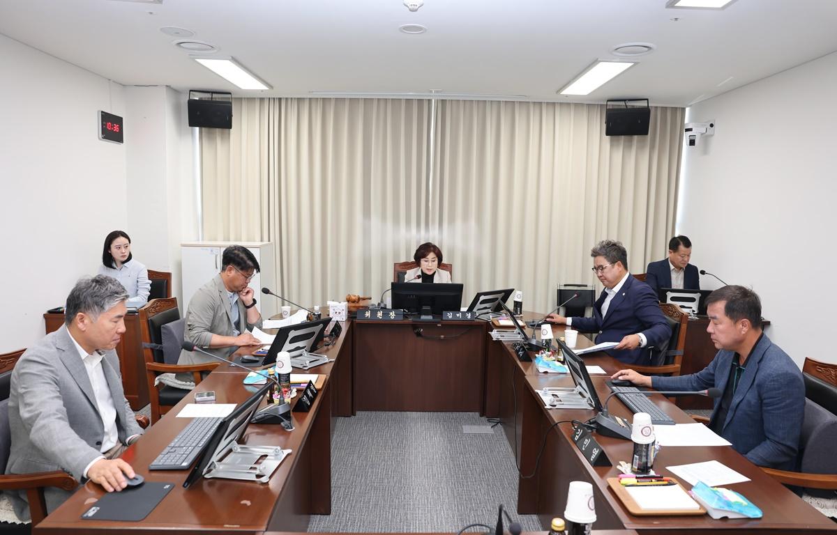 제337회 고흥군의회 제1차 정례회 제1차 행정자치위원회 첨부이미지 : 2025.6.4 제337회 고흥군의회 제1차 정례회 제1차 행정자치위원회 (3).JPG