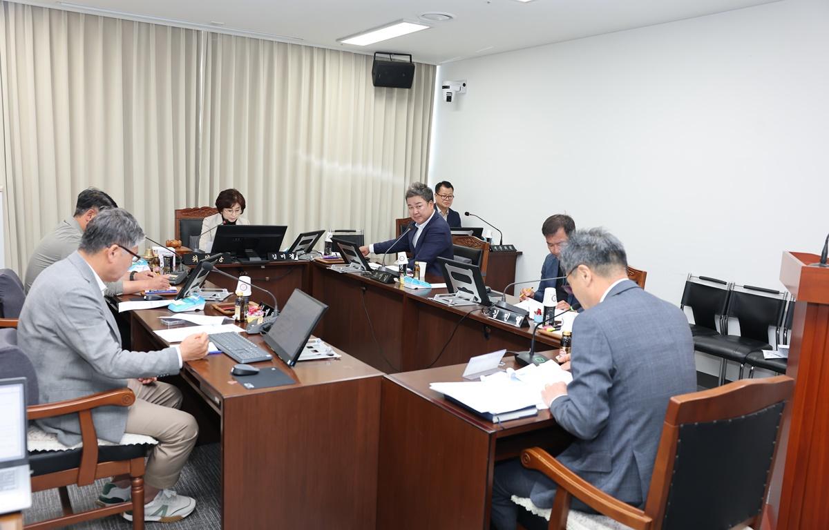 제337회 고흥군의회 제1차 정례회 제1차 행정자치위원회 첨부이미지 : 2025.6.4 제337회 고흥군의회 제1차 정례회 제1차 행정자치위원회 (5).JPG