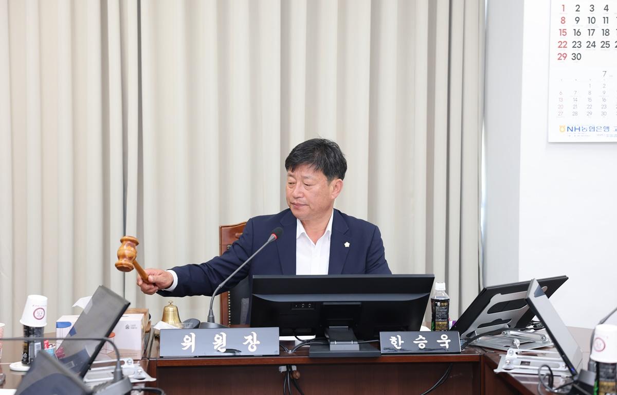 제337회 고흥군의회 제1차 정례회 제1차 산업건설위원회 첨부이미지 : 2025.6.4 제337회 고흥군의회 제1차 정례회 제1차 산업건설위원회 (1).JPG