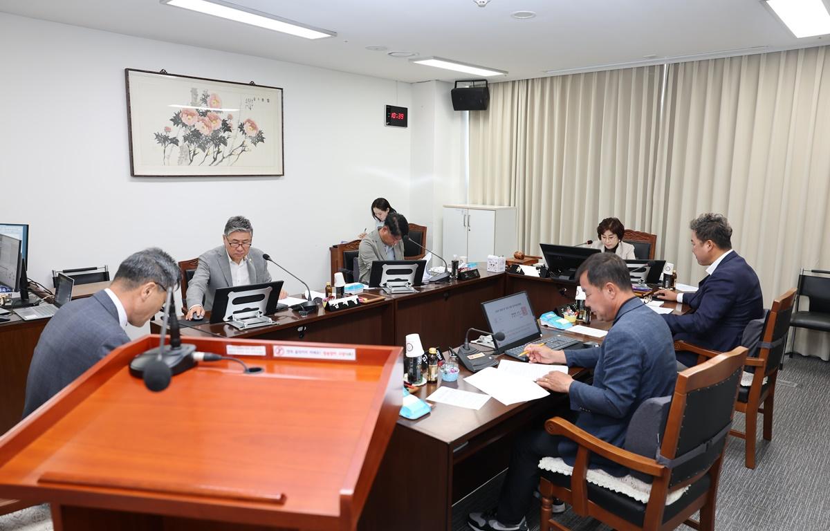 제337회 고흥군의회 제1차 정례회 제1차 행정자치위원회 첨부이미지 : 2025.6.4 제337회 고흥군의회 제1차 정례회 제1차 행정자치위원회 (4).JPG