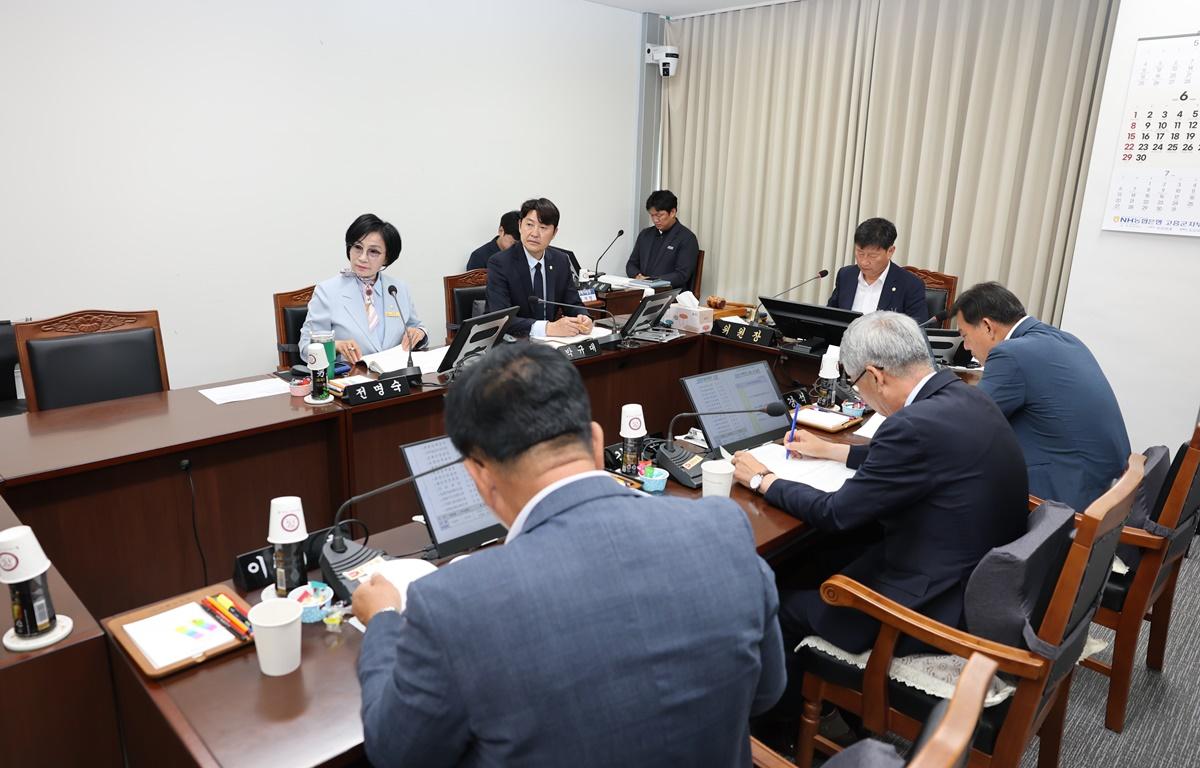 제337회 고흥군의회 제1차 정례회 제1차 산업건설위원회 첨부이미지 : 2025.6.4 제337회 고흥군의회 제1차 정례회 제1차 산업건설위원회 (5).JPG