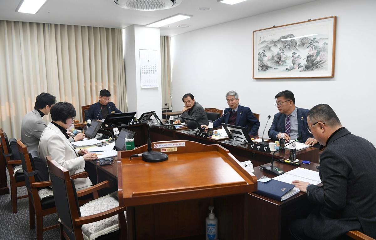 고흥군의회 산업건설위원회(추가경정 예산안 및 조례안 심의) 첨부이미지 : 2025.2.17 산업건설위원회 (2).JPG