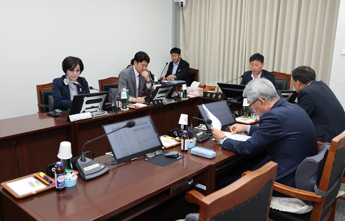 제335회 고흥군의회 임시회 제1차 산업건설위원회 첨부이미지 : 2025.4.14 제335회 고흥군의회 임시회 제1차 산업건설위원회 (4).JPG