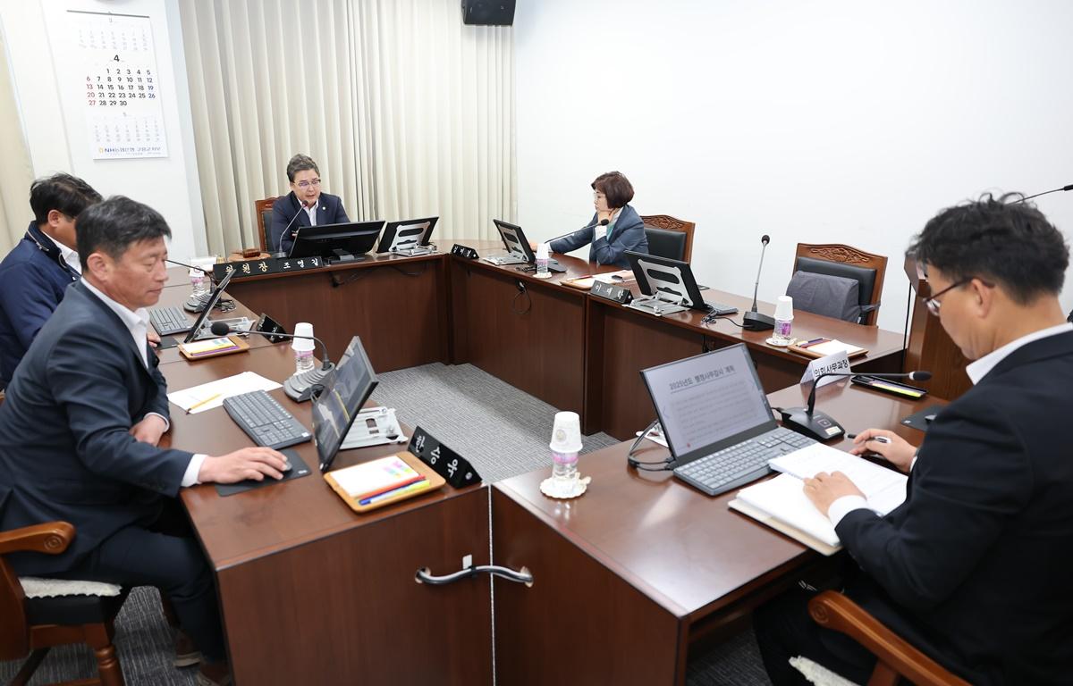 제335회 고흥군의회 임시회 제1차 의회운영위원회 첨부이미지 : 2025.4.14 제335회 고흥군의회 임시회 제1차 의회운영위원회 (3).JPG