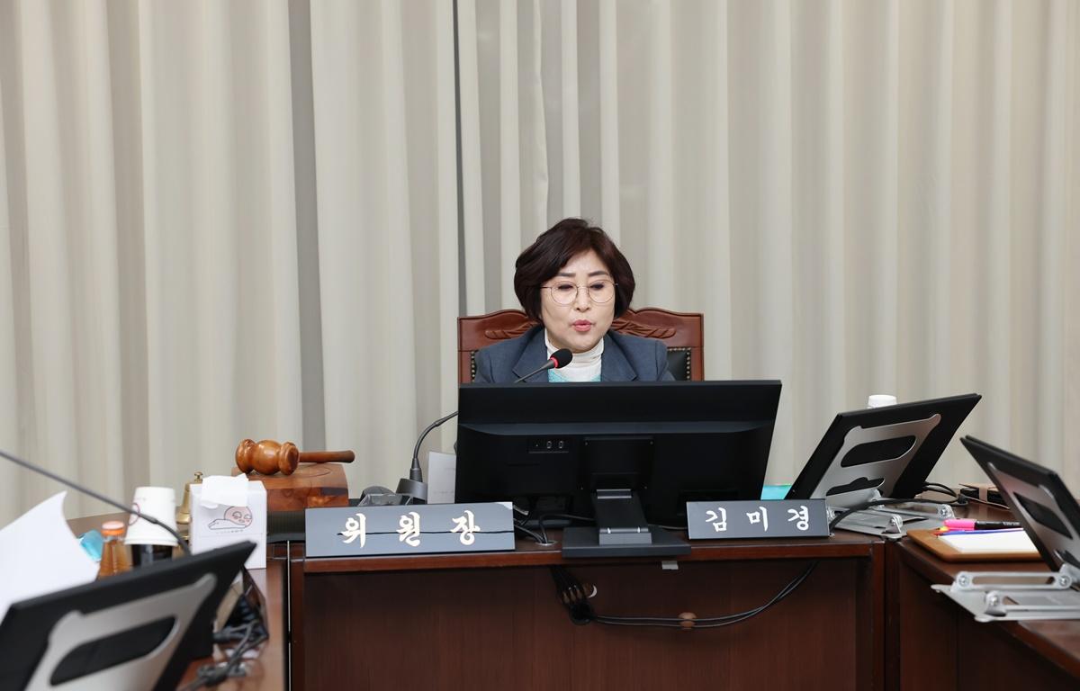 제335회 고흥군의회 임시회 제1차 행정자치위원회 첨부이미지 : 2025.4.14 제335회 고흥군의회 임시회 제1차 행정자치위원회 (1).JPG