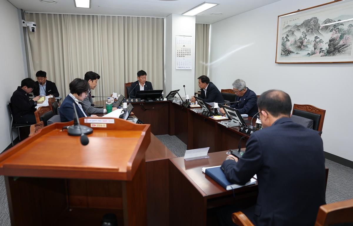 제335회 고흥군의회 임시회 제1차 산업건설위원회 첨부이미지 : 2025.4.14 제335회 고흥군의회 임시회 제1차 산업건설위원회 (3).JPG
