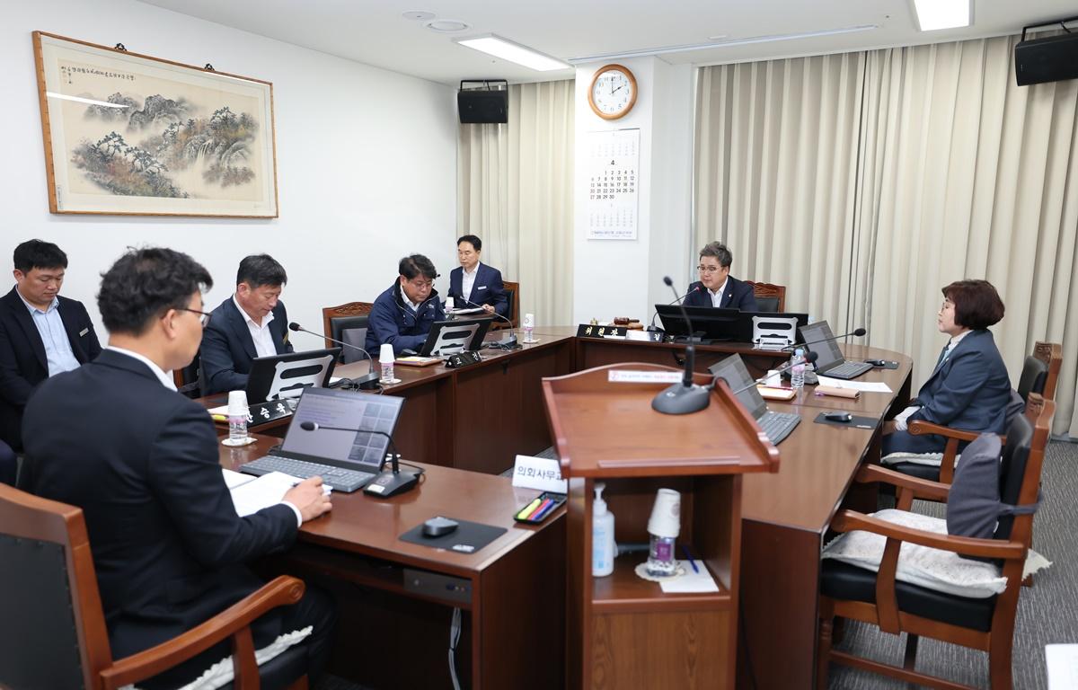 제335회 고흥군의회 임시회 제1차 의회운영위원회 첨부이미지 : 2025.4.14 제335회 고흥군의회 임시회 제1차 의회운영위원회 (4).JPG