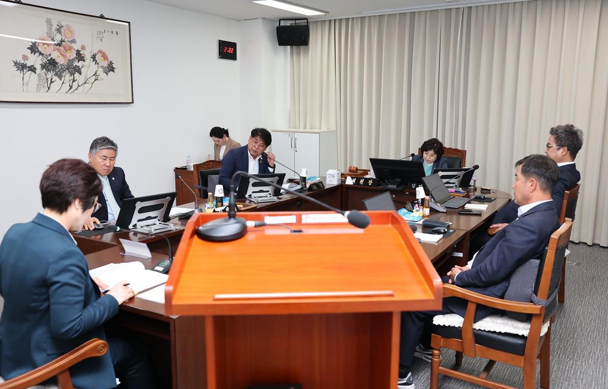제335회 고흥군의회 임시회 제1차 행정자치위원회 첨부이미지 : 2025.4.14 제335회 고흥군의회 임시회 제1차 행정자치위원회 (8).JPG