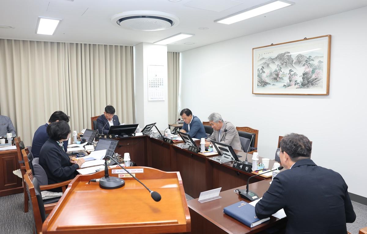 제338회 고흥군의회 임시회 제1차 산업건설위원회 첨부이미지 : 2025.7.16 제338회 고흥군의회 임시회 제1차 산업건설위원회 (1).JPG