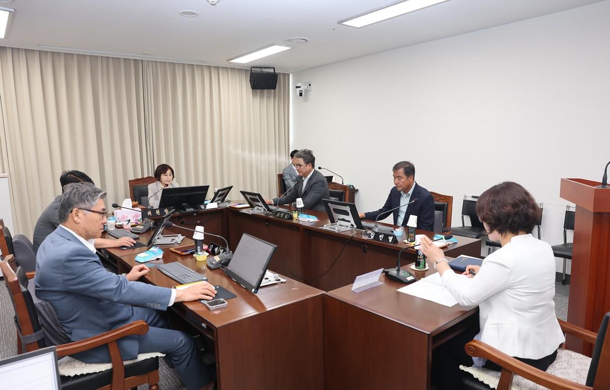 제338회 고흥군의회 임시회 제1차 행정자치위원회 첨부이미지 : 2025.7.16 제338회 고흥군의회 임시회 제1차 행정자치위원회 (4).JPG
