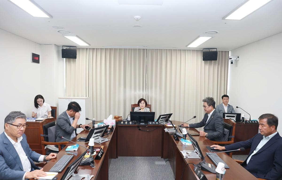 제338회 고흥군의회 임시회 제1차 행정자치위원회 첨부이미지 : 2025.7.16 제338회 고흥군의회 임시회 제1차 행정자치위원회 (2).JPG