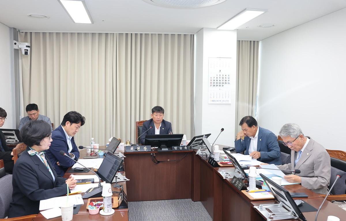 제338회 고흥군의회 임시회 제1차 산업건설위원회 첨부이미지 : 2025.7.16 제338회 고흥군의회 임시회 제1차 산업건설위원회 (3).JPG