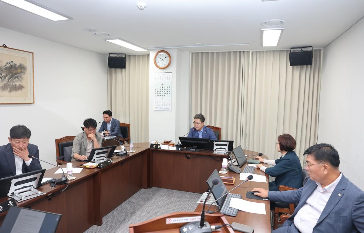 제338회 고흥군의회 임시회 제1차 의회운영위원회 첨부이미지 : 2025.7.17 제338회 고흥군의회 임시회 제1차 의회운영위원회 (5).JPG