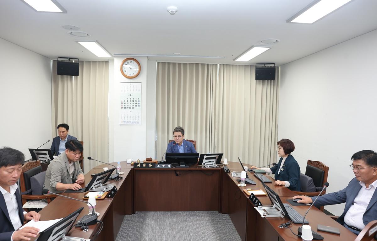 제338회 고흥군의회 임시회 제1차 의회운영위원회 첨부이미지 : 2025.7.17 제338회 고흥군의회 임시회 제1차 의회운영위원회 (4).JPG