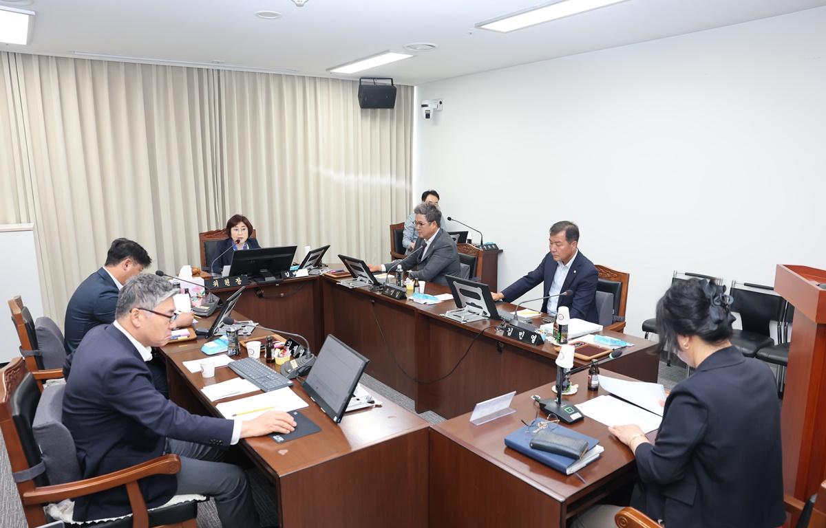 제340회 고흥군의회 임시회 제1차 행정자치위윈회 첨부이미지 : 2025.9.8 제340회 고흥군의회 임시회 제1차 행정자치위원회 (4).JPG