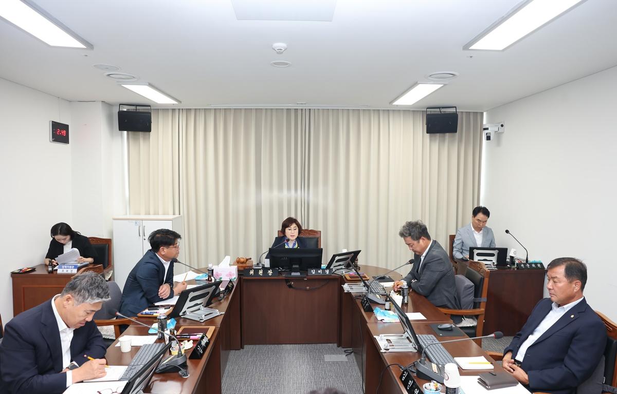 제340회 고흥군의회 임시회 제1차 행정자치위윈회 첨부이미지 : 2025.9.8 제340회 고흥군의회 임시회 제1차 행정자치위원회 (2).JPG
