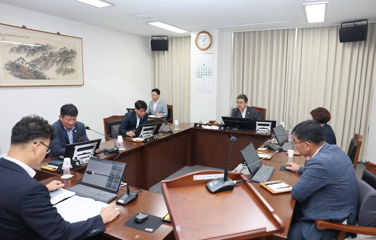 제340회 고흥군의회 임시회 제1차 운영위원회 첨부이미지 : 2025.9.8 제340회 고흥군의회 임시회 제1차 운영위원회 (3).JPG