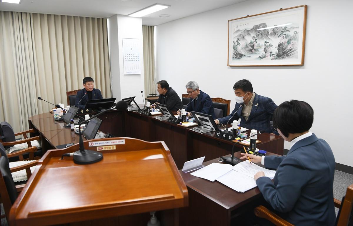 산업건설위원회(조례안 등 심의) 첨부이미지 : 2025.3.18 산업건설위원회(조례안 등 심의) (3).JPG