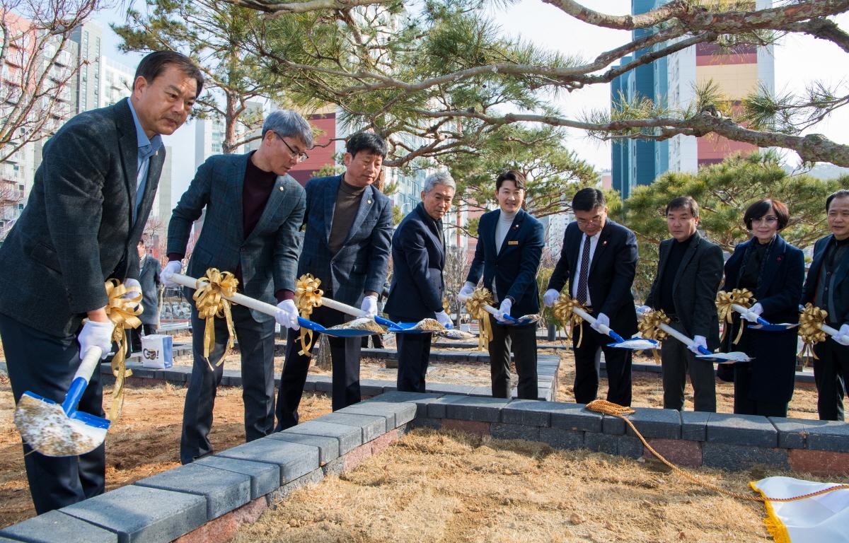 제9대 고흥군의회 기념식수 행사 첨부이미지 : 2023.01.09 제9대 고흥군의회 기념식수 행사 (43).jpg