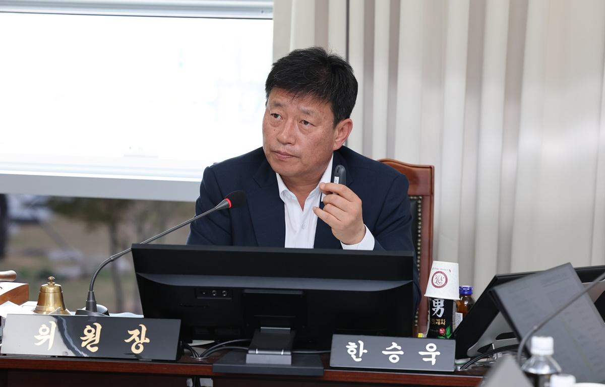 제335회 고흥군의회 임시회 제3차 산업건설위원회 첨부이미지 : 2025.4.16 제335회 고흥군의회 임시회 제3차 산업건설위원회 (13).JPG