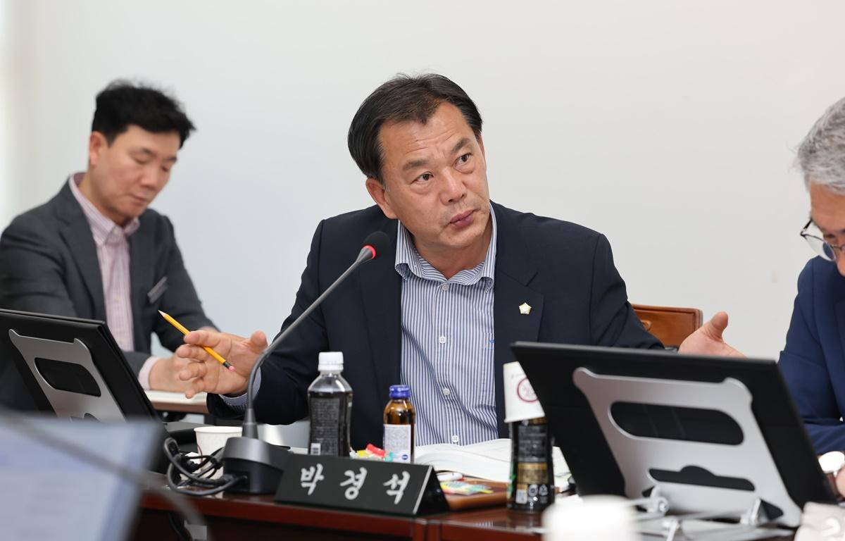 제335회 고흥군의회 임시회 제3차 산업건설위원회 첨부이미지 : 2025.4.16 제335회 고흥군의회 임시회 제3차 산업건설위원회 (18).JPG