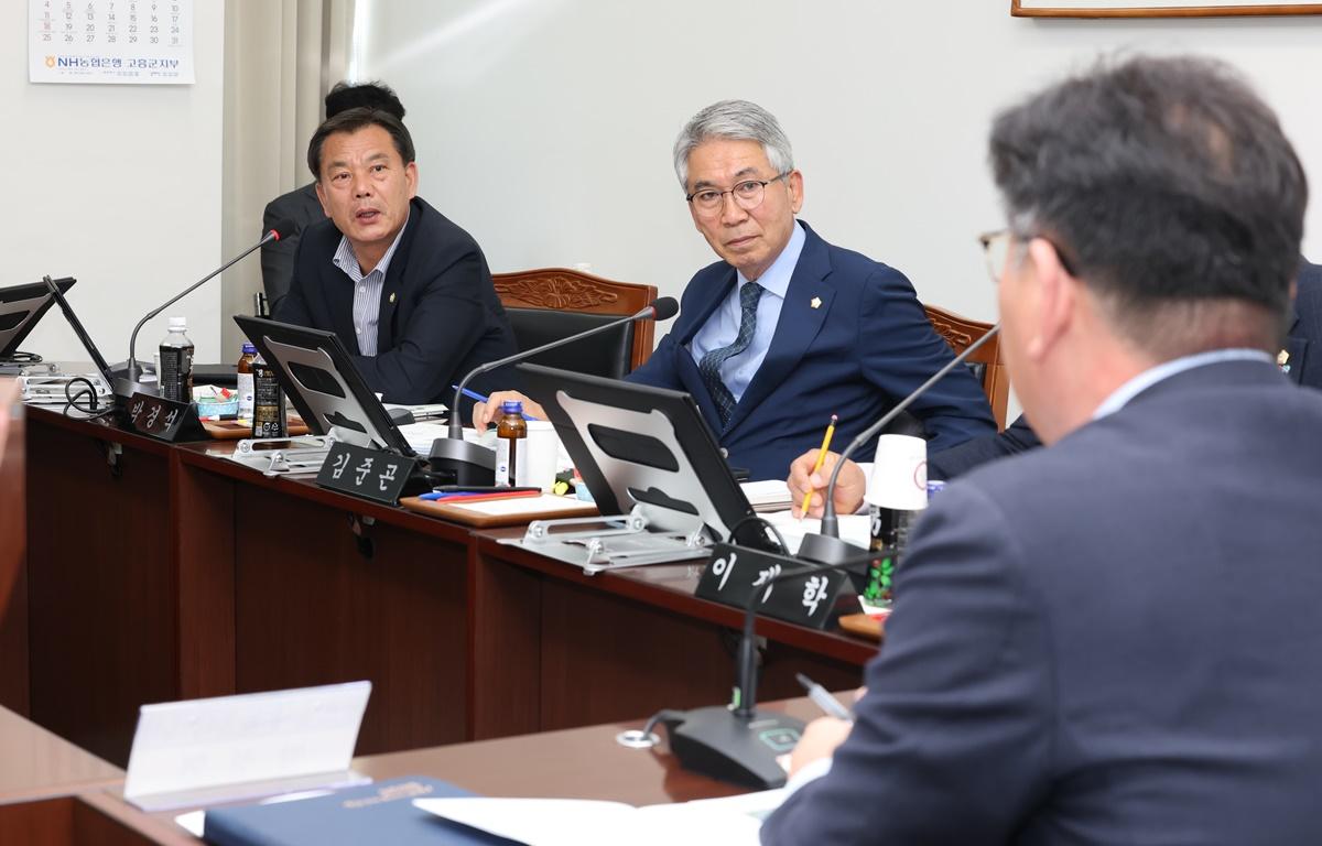 제335회 고흥군의회 임시회 제3차 산업건설위원회 첨부이미지 : 2025.4.16 제335회 고흥군의회 임시회 제3차 산업건설위원회 (2).JPG