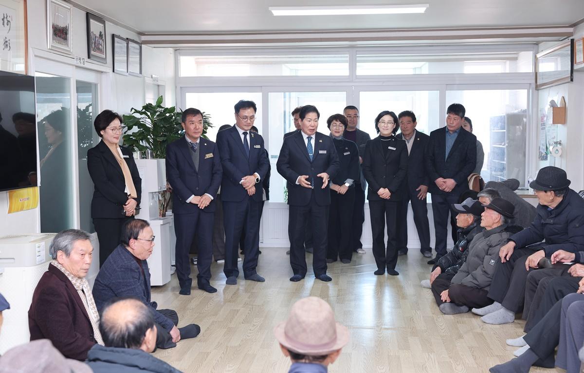 2026 군민과의 지역발전 토론회(과역면) 첨부이미지 : 2026.1.27 2026 군민과의 지역발전 토론회(과역면) (1).JPG