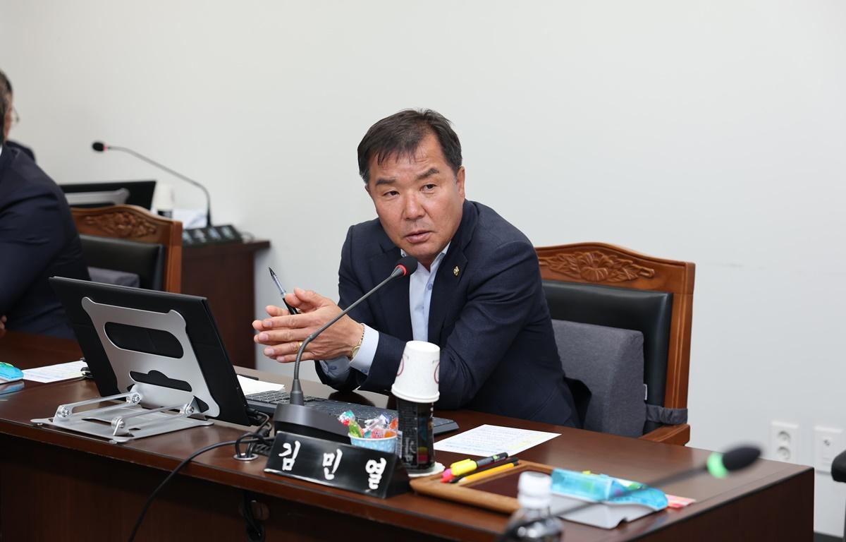 제335회 고흥군의회 임시회 제1차 행정자치위원회 첨부이미지 : 2025.4.14 제335회 고흥군의회 임시회 제1차 행정자치위원회 (11).JPG