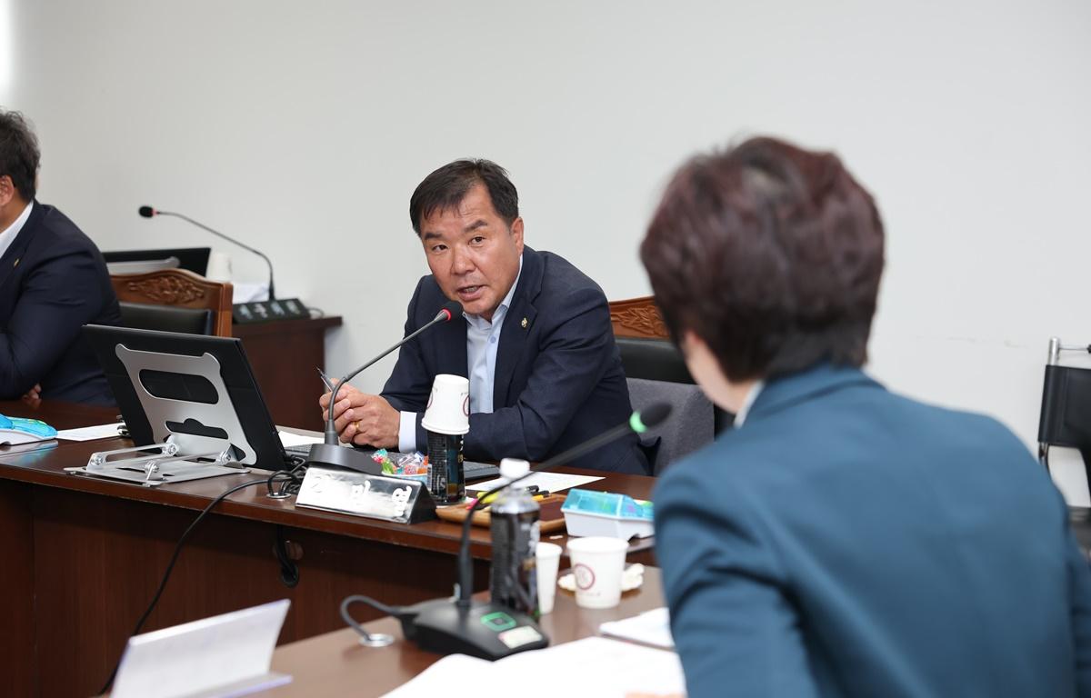 제335회 고흥군의회 임시회 제1차 행정자치위원회 첨부이미지 : 2025.4.14 제335회 고흥군의회 임시회 제1차 행정자치위원회 (10).JPG