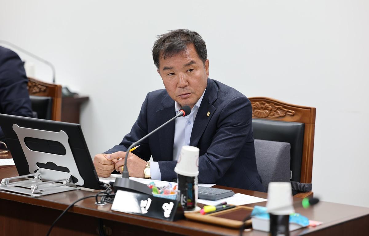 제335회 고흥군의회 임시회 제1차 행정자치위원회 첨부이미지 : 2025.4.14 제335회 고흥군의회 임시회 제1차 행정자치위원회 (13).JPG