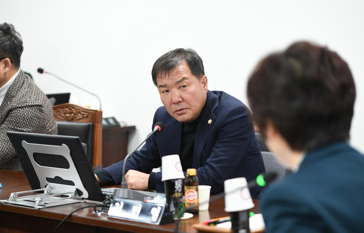 행정자치위원회(조례안 등 심의) 첨부이미지 : 2025.3.18 행정자치위원회(조례안 등 심의) (25).JPG