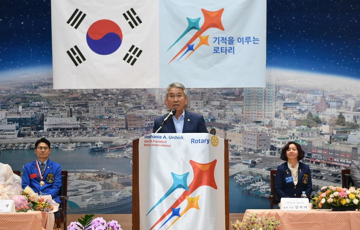 녹동 로타리클럽 2024-25년도 제 45대 회장단 및 임원 이취임식 첨부이미지 : 2024.6.7 녹동 로타리클럽 2024-25년도 제 45대 회장단 및 임원 이취임식 (4).JPG