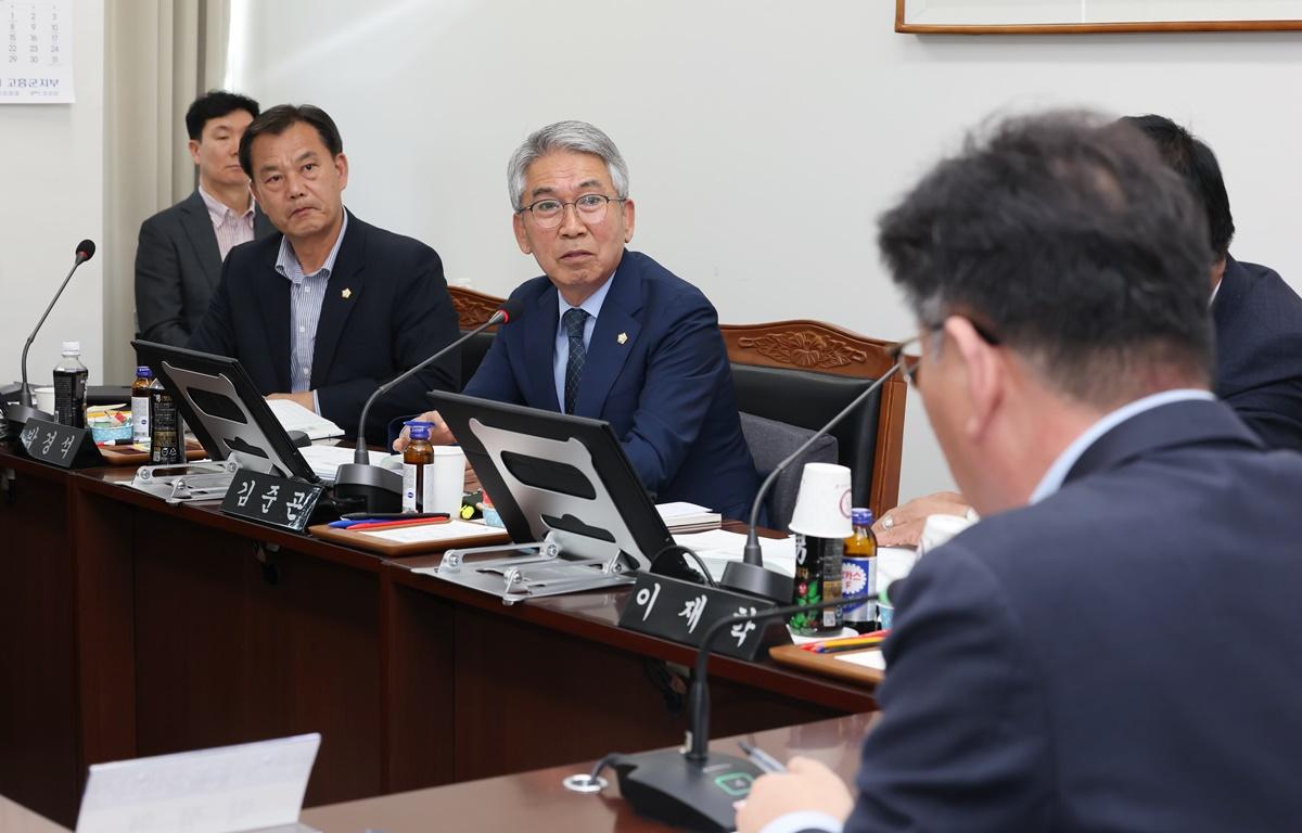 제335회 고흥군의회 임시회 제3차 산업건설위원회 첨부이미지 : 2025.4.16 제335회 고흥군의회 임시회 제3차 산업건설위원회 (7).JPG