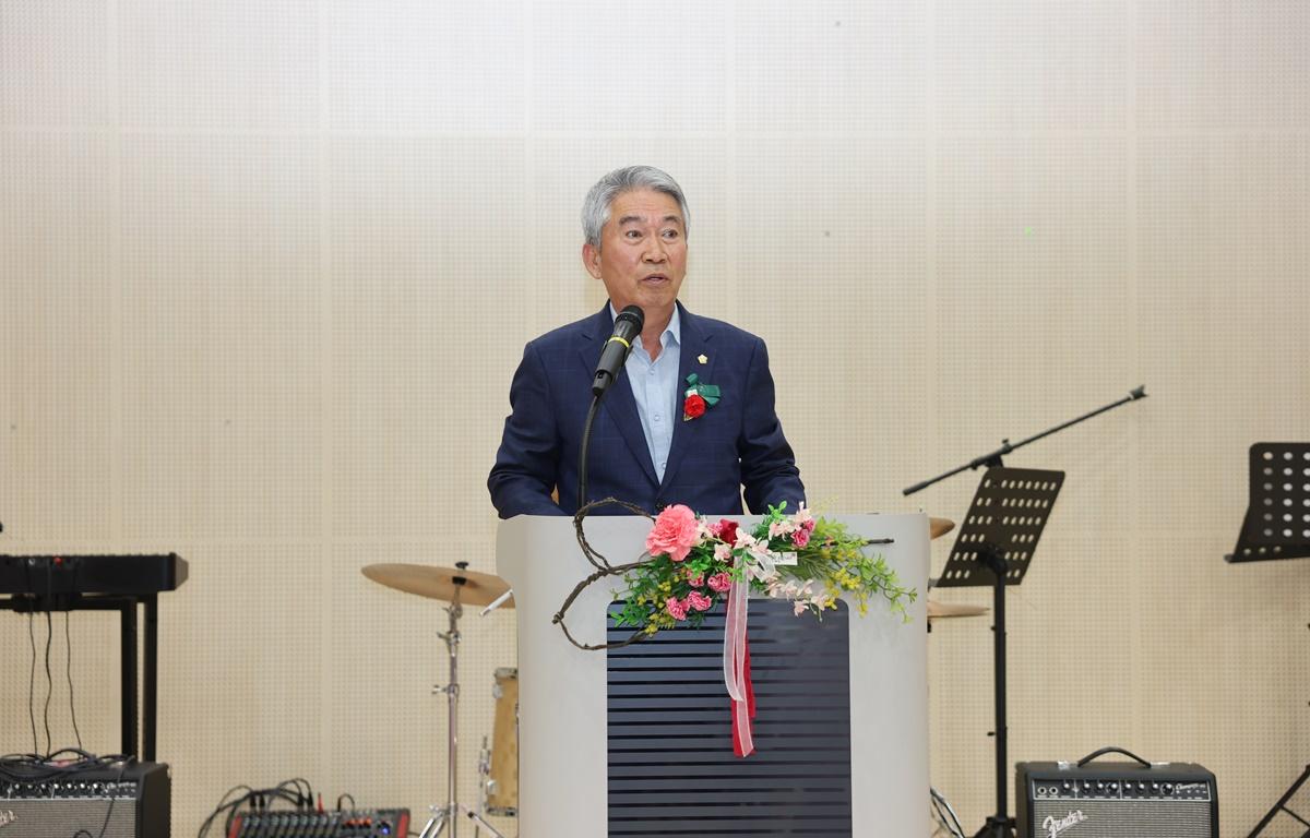 제53회 어버이날 기념행사「그대덕분愛 감사해孝」 첨부이미지 : 2025.5.8 제53회 어버이날 기념행사「그대덕분愛 감사해孝」 (1).JPG