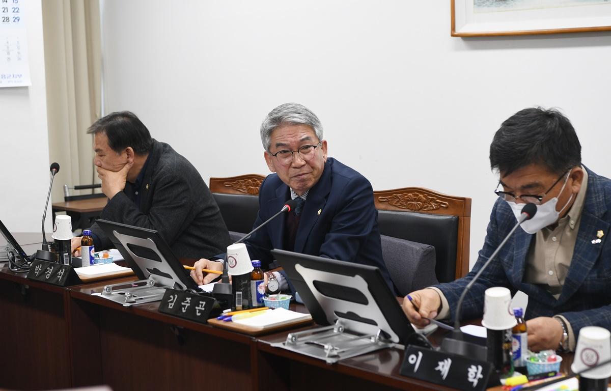 산업건설위원회(조례안 등 심의) 첨부이미지 : 2025.3.18 산업건설위원회(조례안 등 심의) (7).JPG