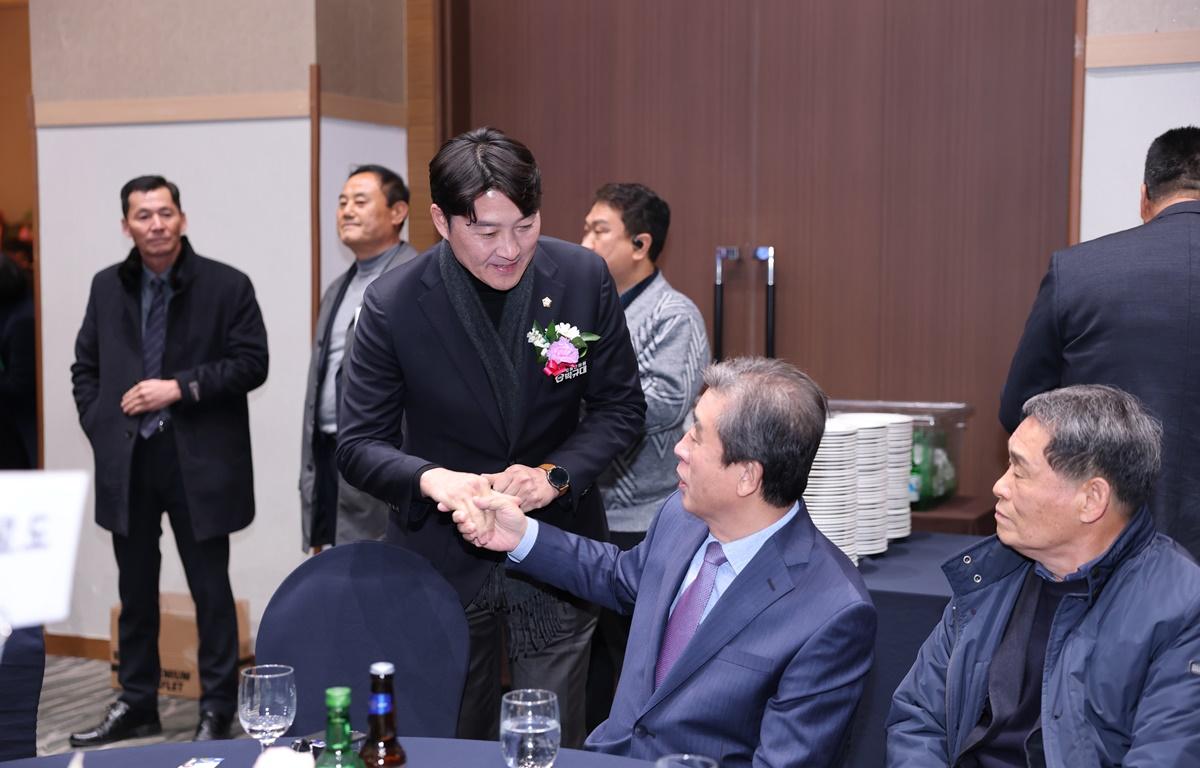 재여수고흥군향우회 회장 이취임식 첨부이미지 : 2025.12.21 재여수고흥군향우회 회장 이취임식 (1).JPG