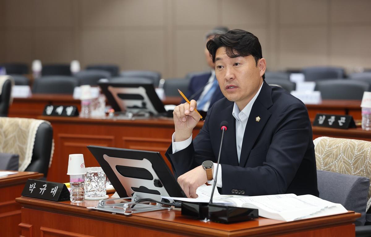 제342회 제2차 정례회 제4차 본회의(군정 주요업무 추진실적 보고) 첨부이미지 : 2025.11.14 제342회 제2차 정례회 제4차 본회의(군정 주요업무 추진실적 보고) (1).JPG