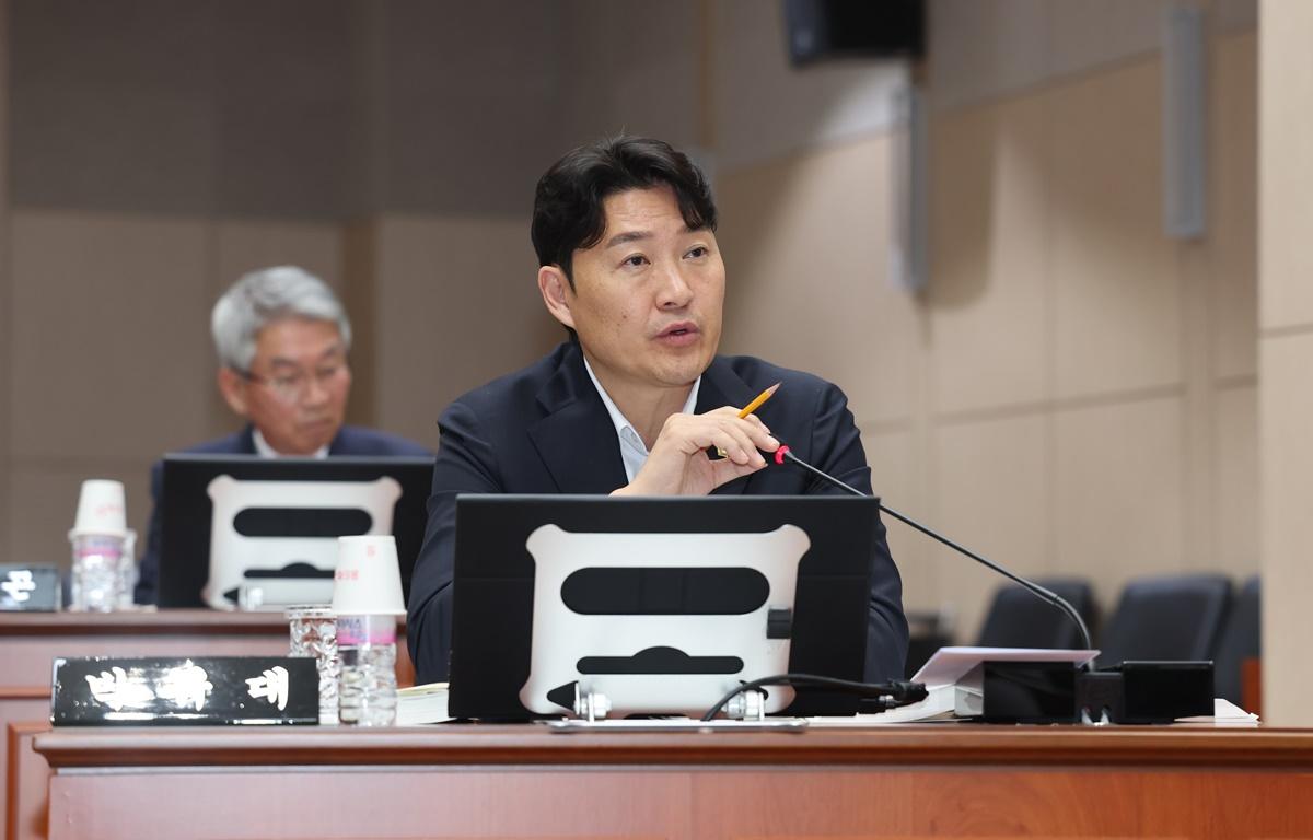 제342회 제2차 정례회 제4차 본회의(군정 주요업무 추진실적 보고) 첨부이미지 : 2025.11.14 제342회 제2차 정례회 제4차 본회의(군정 주요업무 추진실적 보고) (3).JPG