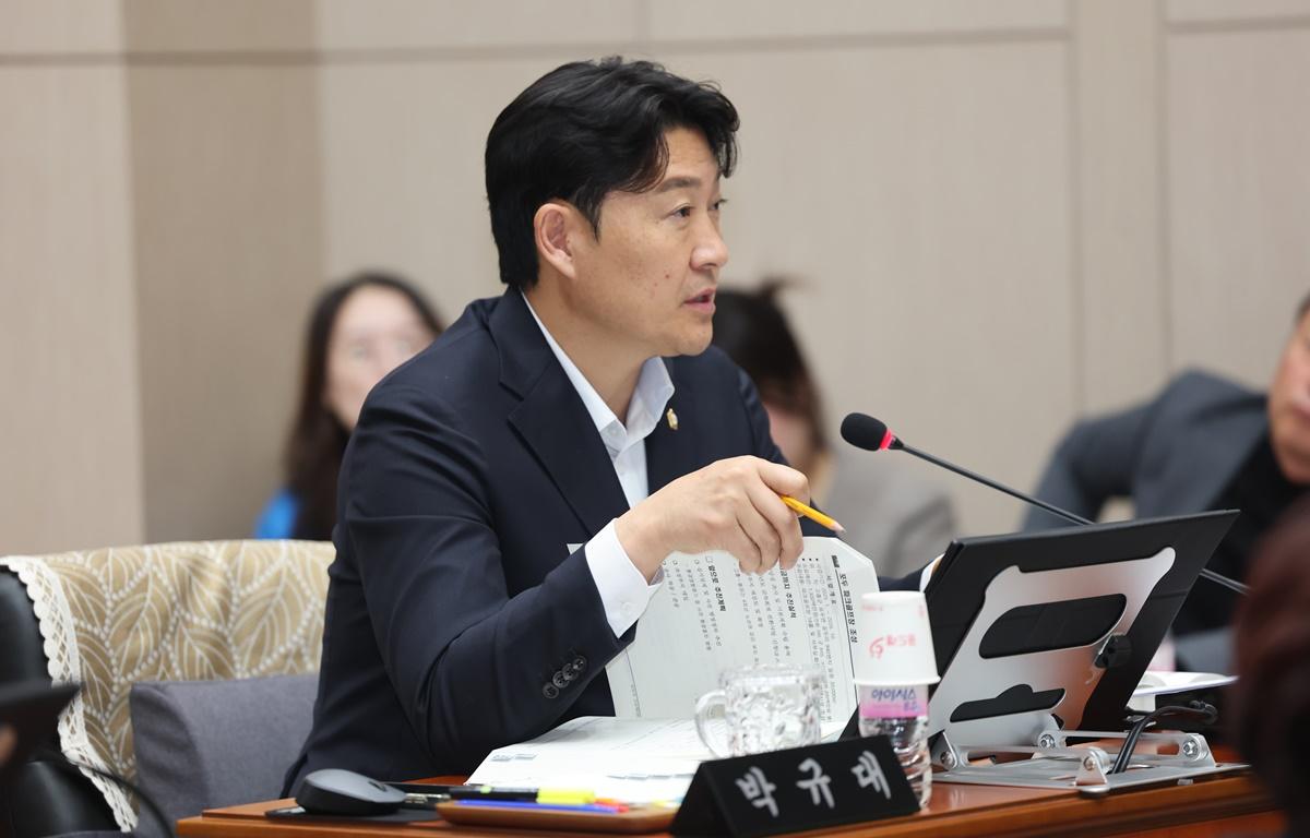 제342회 제2차 정례회 제4차 본회의(군정 주요업무 추진실적 보고) 첨부이미지 : 2025.11.14 제342회 제2차 정례회 제4차 본회의(군정 주요업무 추진실적 보고) (4).JPG