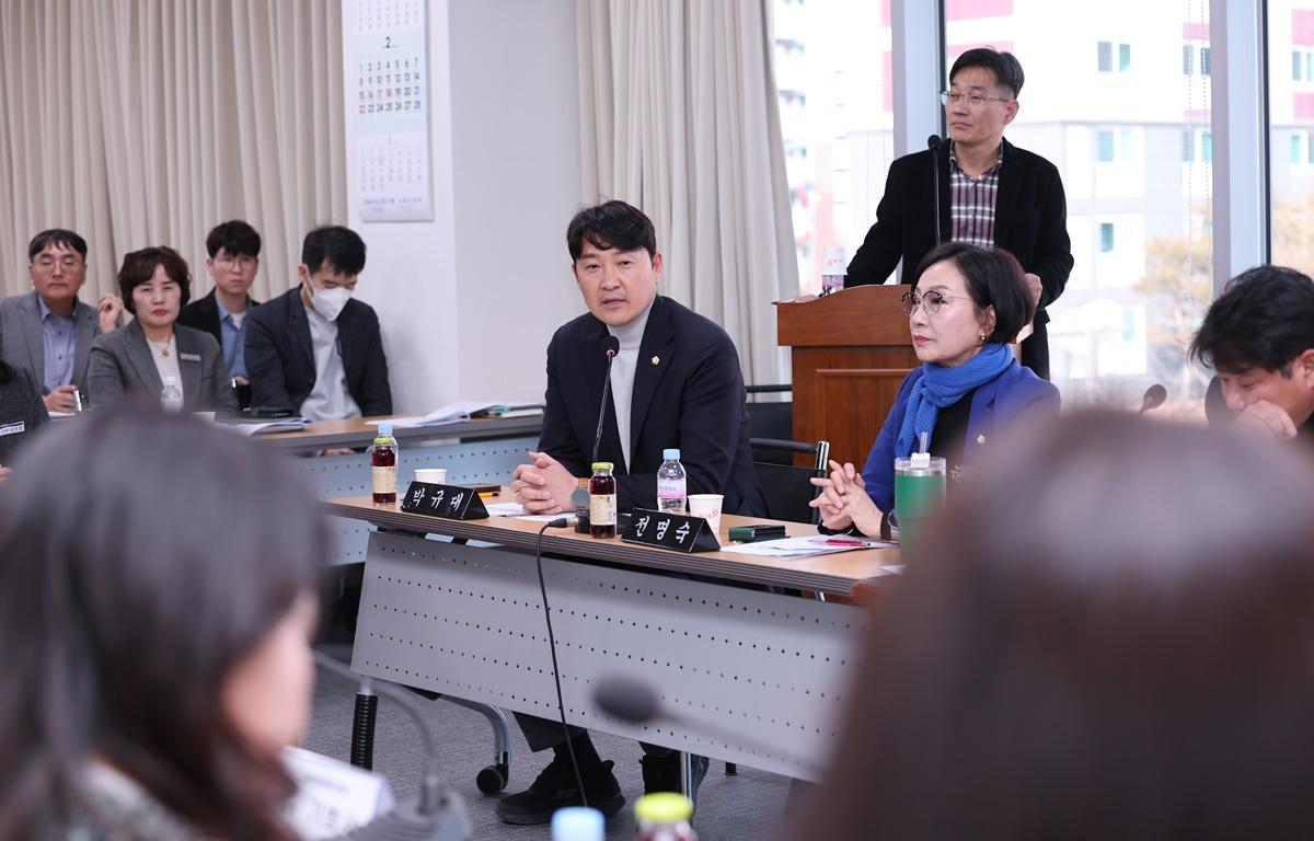 고흥군의회와 고흥군 재가장기요양기관 협의회 간담회 첨부이미지 : 2026.2.25 고흥군의회와 고흥군 재가장기요양기관 협의회 간담회 (31).JPG