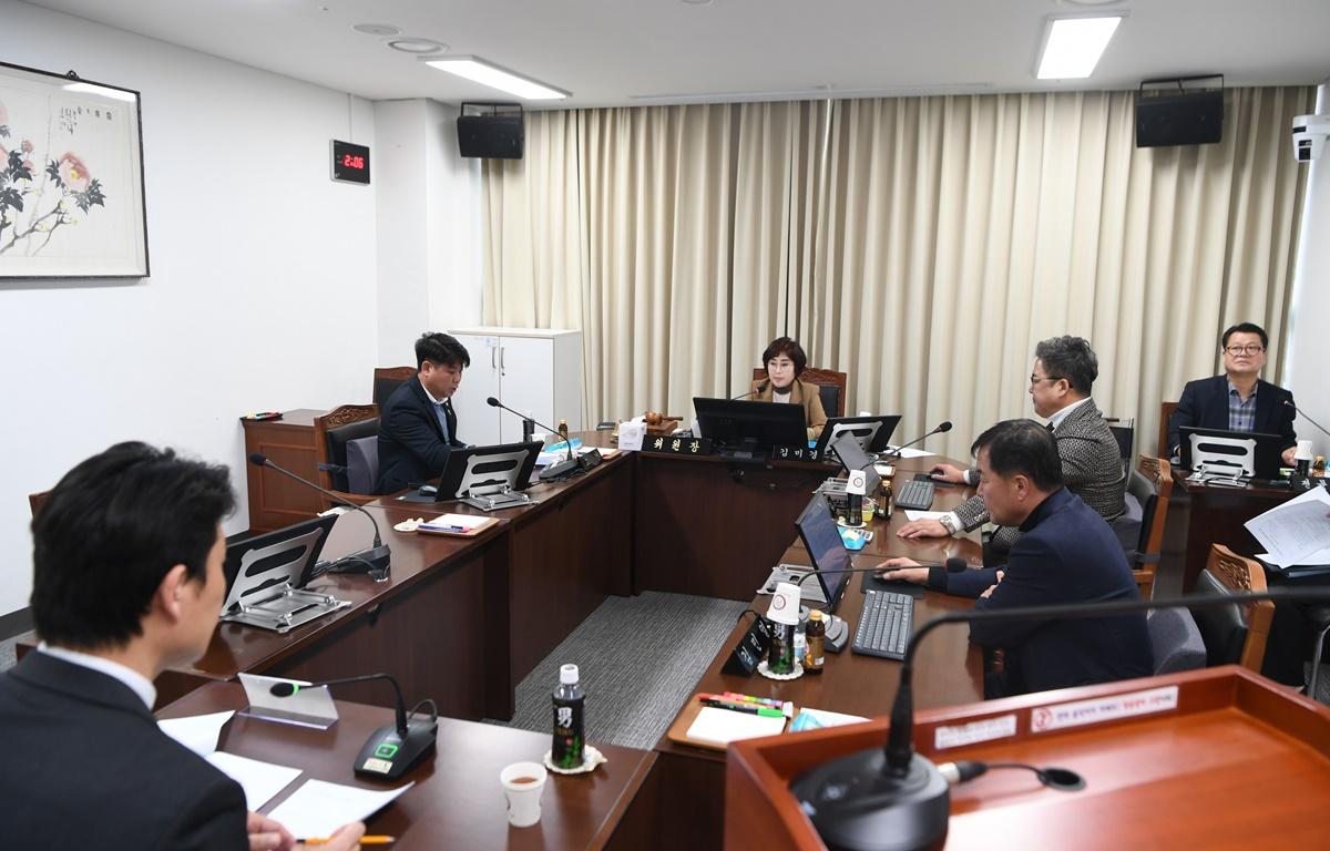 행정자치위원회(조례안 등 심의) 첨부이미지 : 2025.3.18 행정자치위원회(조례안 등 심의) (30).JPG