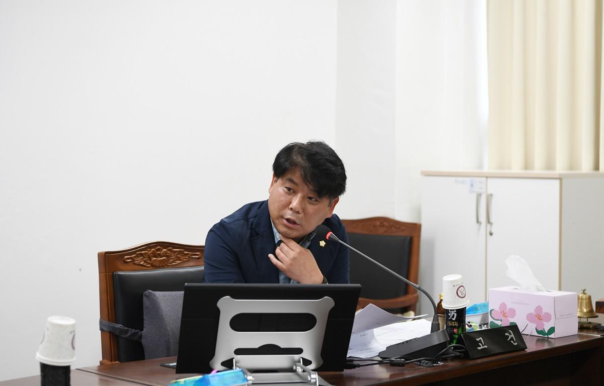 제341회 고흥군의회 임시회 제1차 행정자치위원회 첨부이미지 : 2025.10.15 제341회 고흥군의회 임시회 제1차 행정자치위원회 (4).JPG