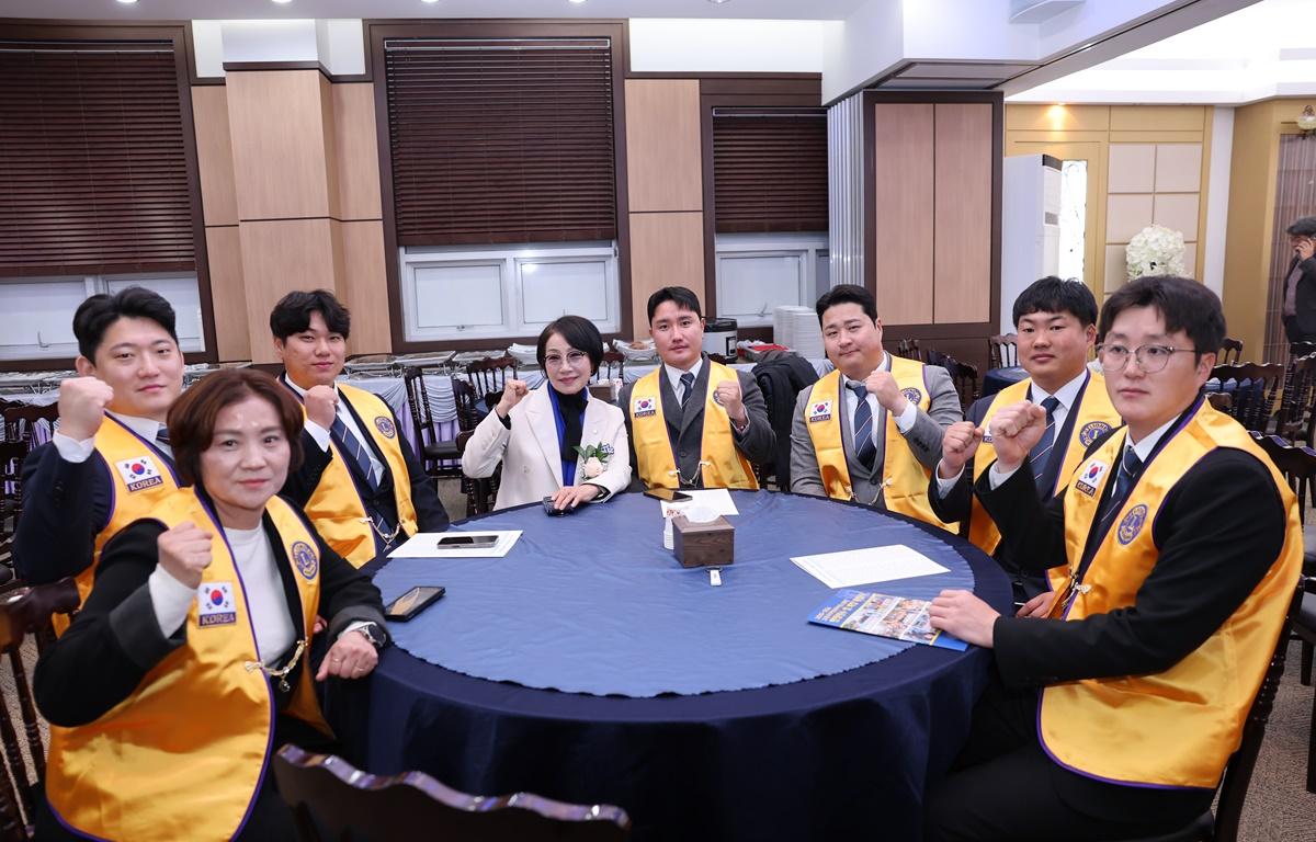 국제라이온스협회 355-B3지구 고흥우주청년 L.C 헌장전수 및 회장 이취임식 첨부이미지 : 2025.12.23 국제라이온스협회 355-B3지구 고흥우주청년 L.C 헌장전수 및 회장 이취임식 (2).JPG
