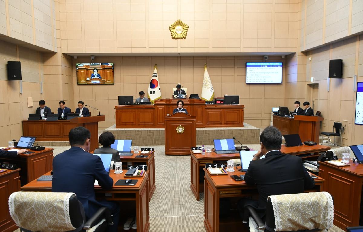 제330회 고흥군의회 임시회 제2차 본회의 첨부이미지 : 2024.10.21 제330회 고흥군의회 임시회 제2차 본회의 (4).jpg