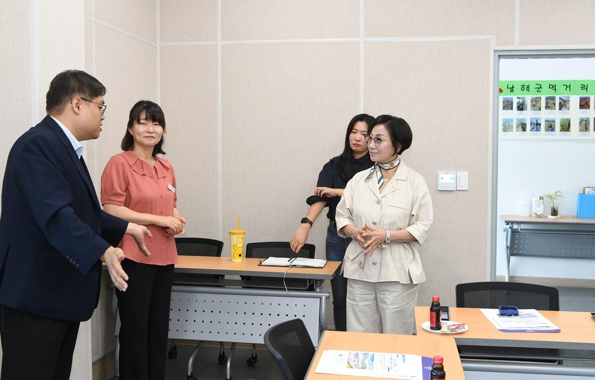 고흥군 농업인 소득증대연구회 선전지 견학 첨부이미지 : 2024.7.25 고흥군 농업인 소득증대연구회 선전지 견학 (1).JPG