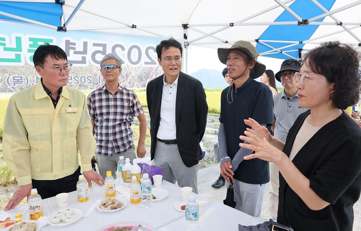 2025년 조생벼 첫 수확 현장 방문 첨부이미지 : 2025.8.14 2025년 조생벼 첫 수확 현장 방문 (5).JPG
